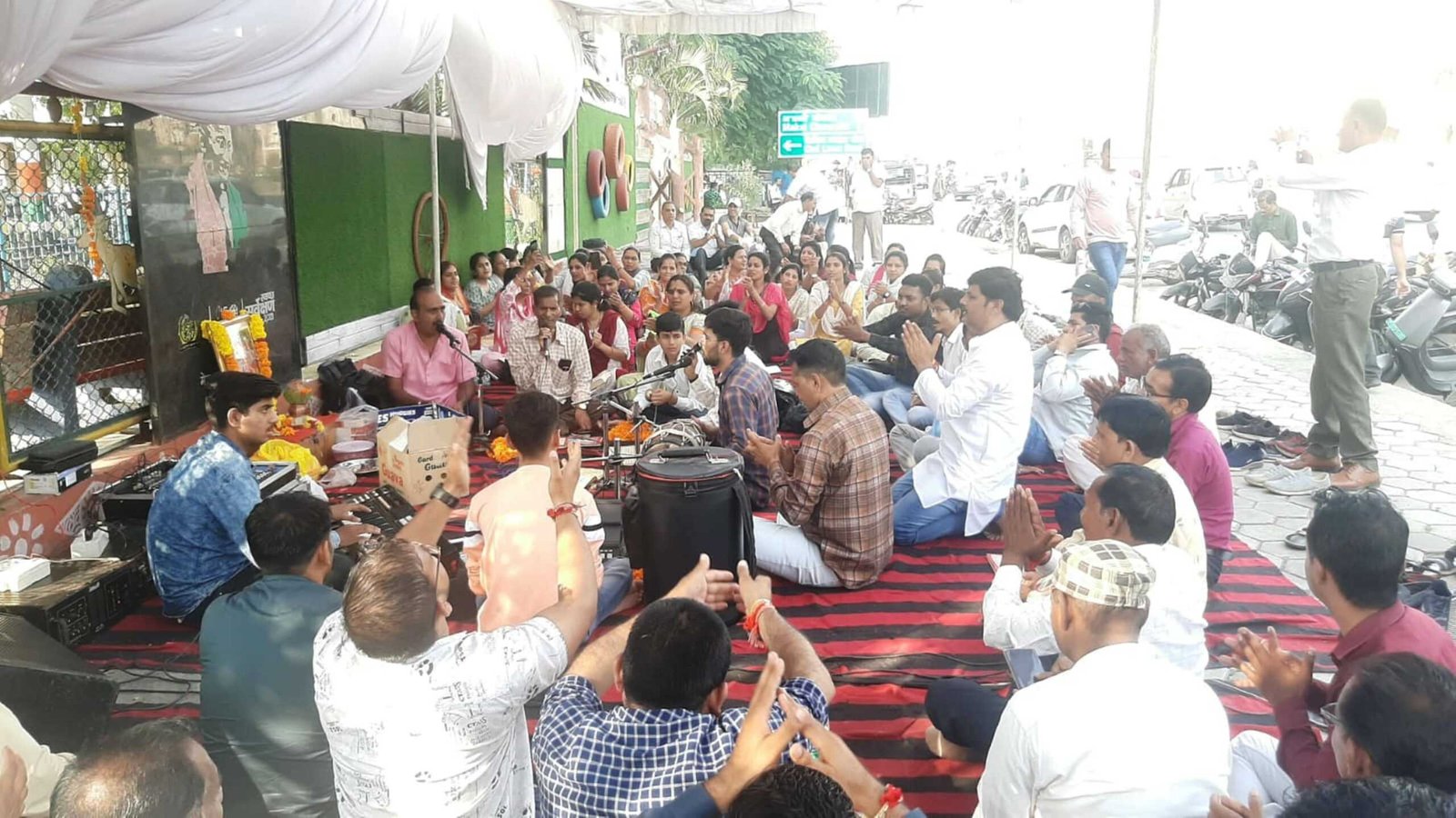 शासन सद्बुद्धि की कामना के साथ पटवारियों ने धरना स्थल पर किया सुंदरकाण्ड पाठ