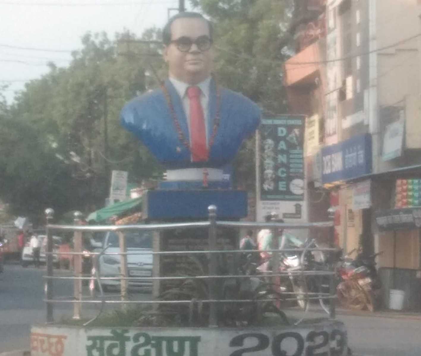 महापुरूषों की प्रतिमाओं के समक्ष नियमित सफाई कराने की मांग