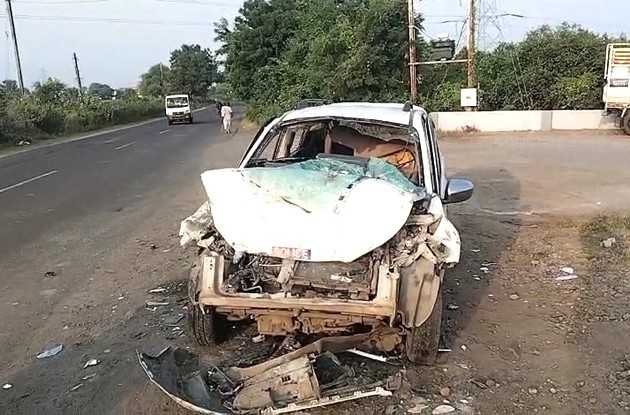 वाहन हादसे में तीन पुलिसकर्मी की मौत,  दो जवान गंभीर घायल