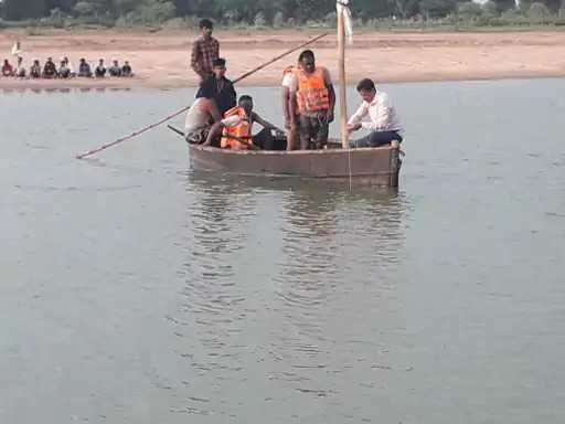 नदी में डूबने से 2 नाबालिग समेत 5 की मौत