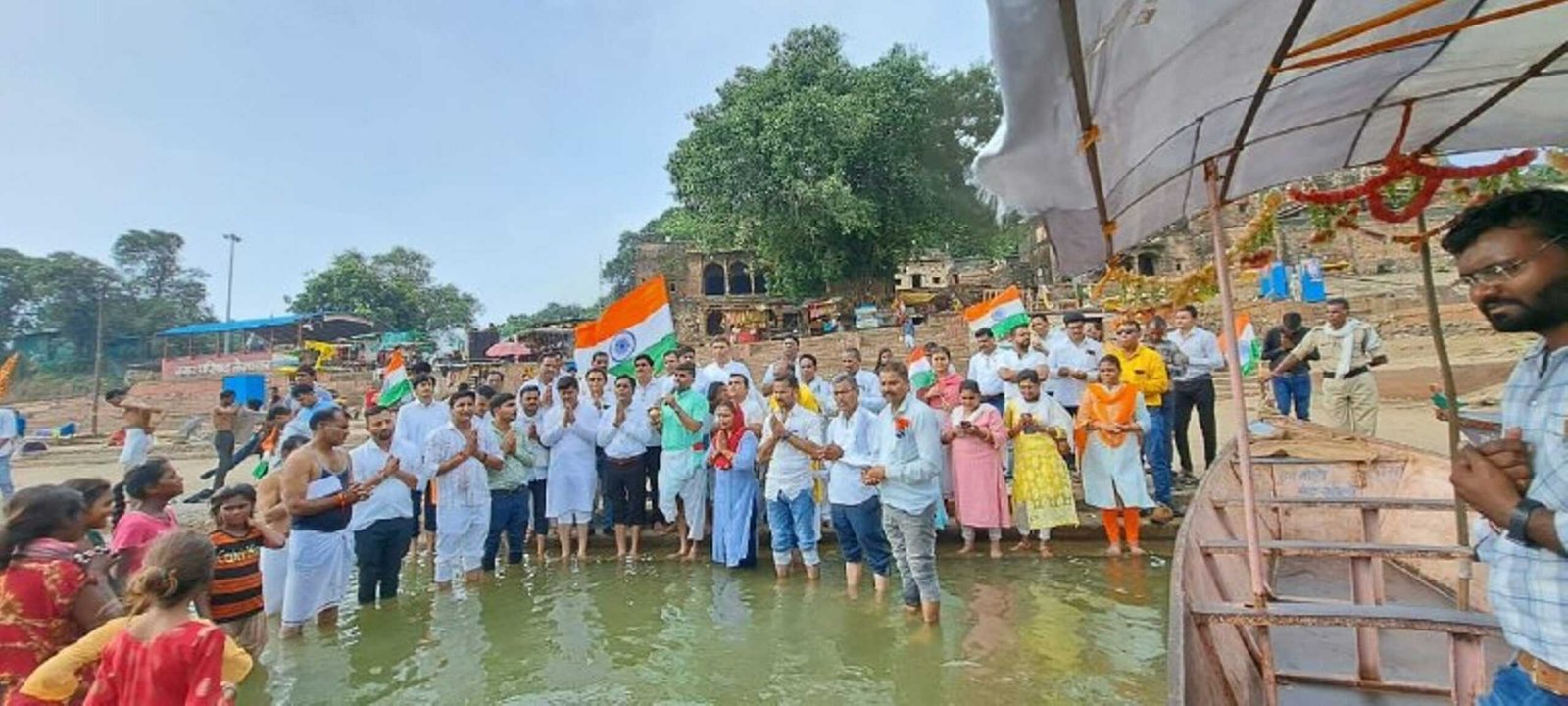 पटवारियों ने निकाली तिरंगा यात्रा, माँ नर्मदा को चुनरी अर्पित कर सरकार की सद्बुद्धि हेतु कामना की