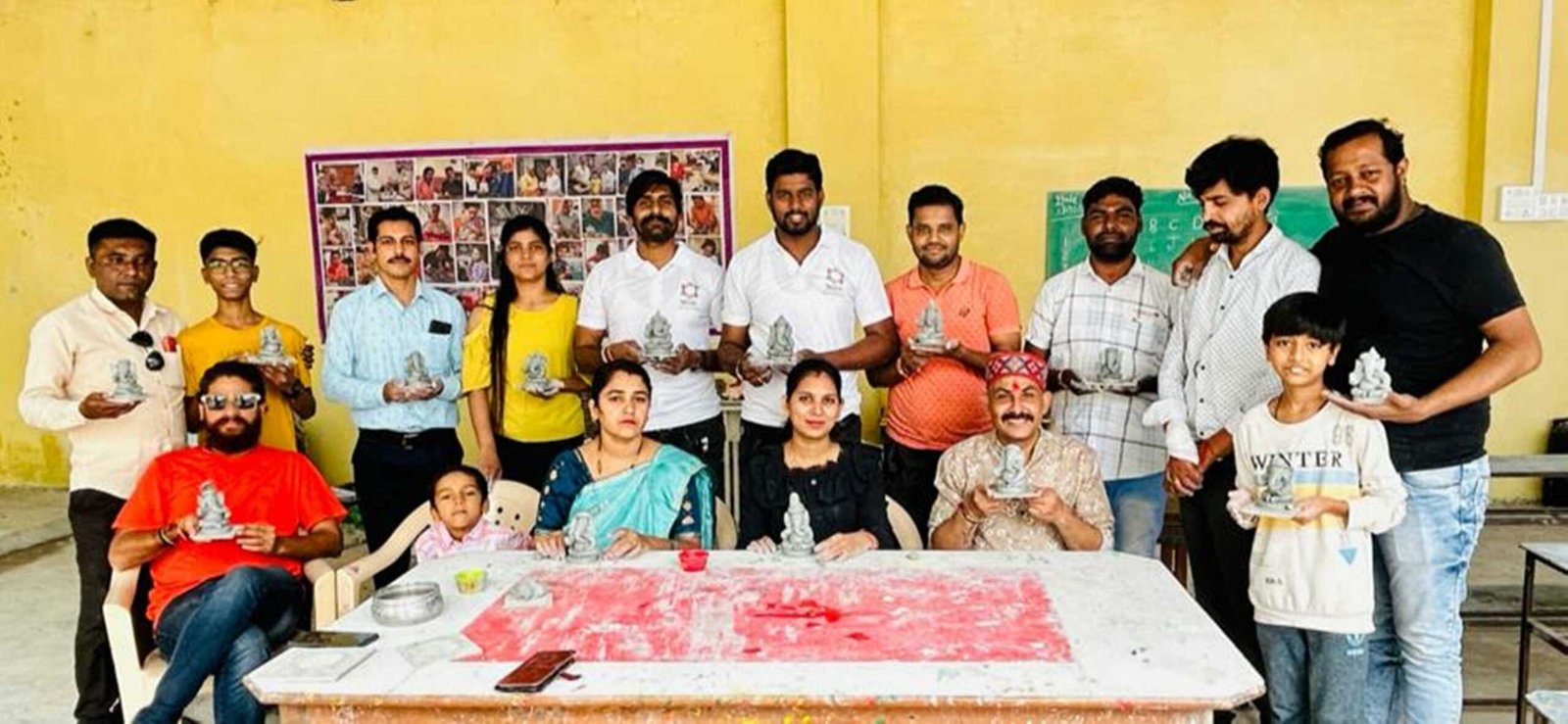 कार्यशाला में बनाई मिट्टी की गणेश प्रतिमा