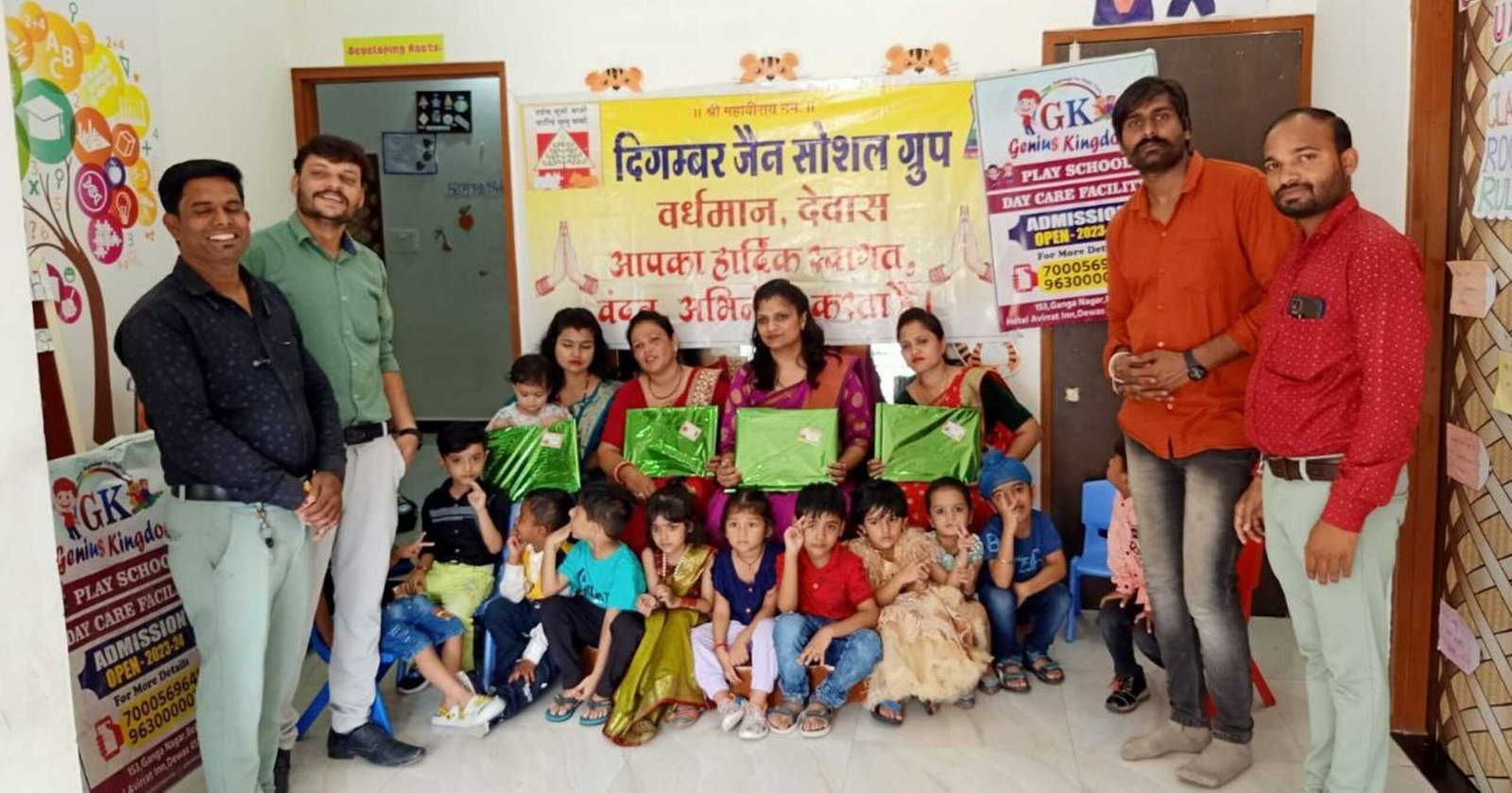 दिगंबर जैन सोशल वर्धमान ग्रुप ने शिक्षकों का सम्मान कर बच्चों को फल वितरित किए