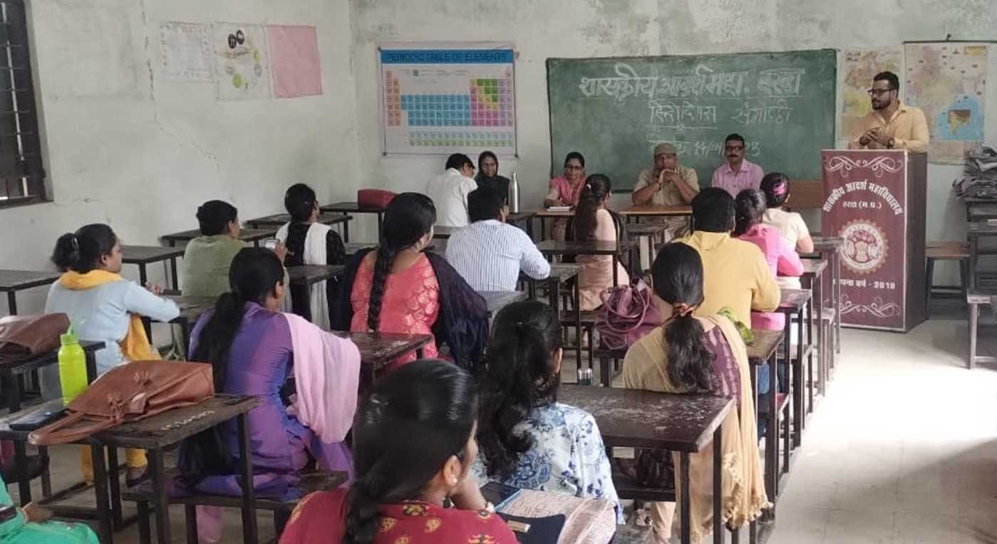 शासकीय आदर्श कॉलेज में हर्षोल्लास से मनाया हिंदी दिवस