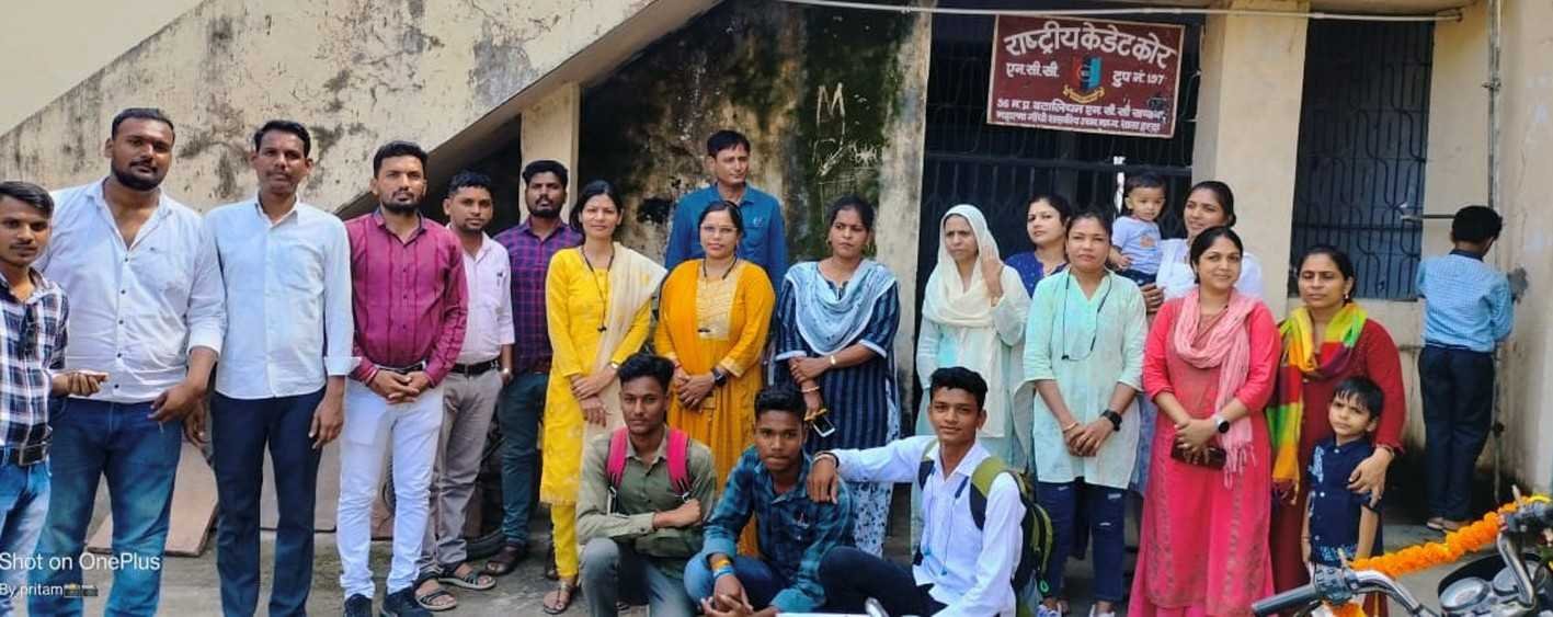 स्कूलों में जाकर किया गुरुजनों का सम्मान  