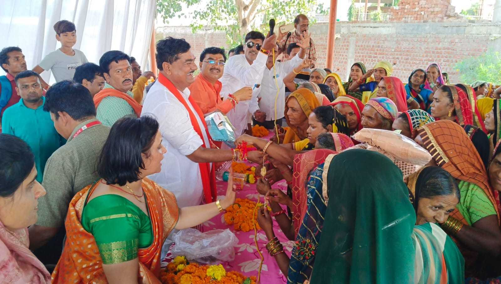 अपने लाड़ले मंत्री भाई को राखी बांधने उमड़ा बहनों का सैलाब