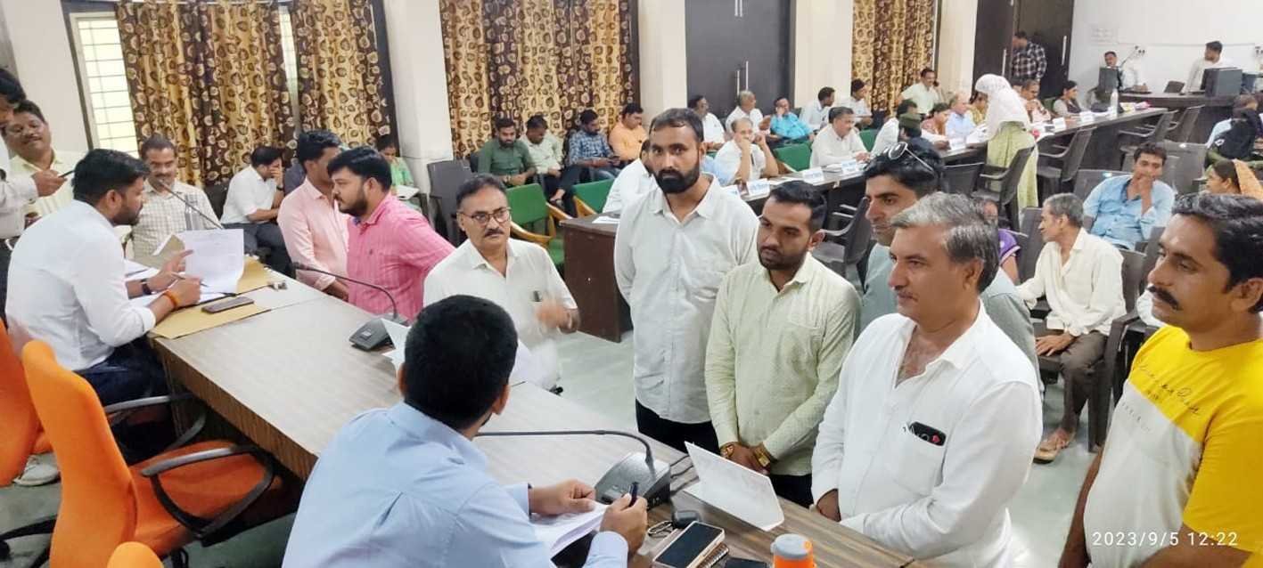 जनसुनवाई में अधिकारियों ने सुनी नागरिकों की समस्याएं