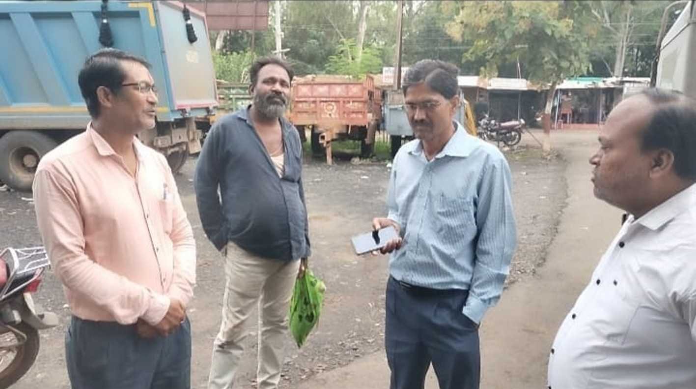 अवैध रेत की ट्राली छुड़ाने थाने पहुंचे आरईएस इंजीनियर
