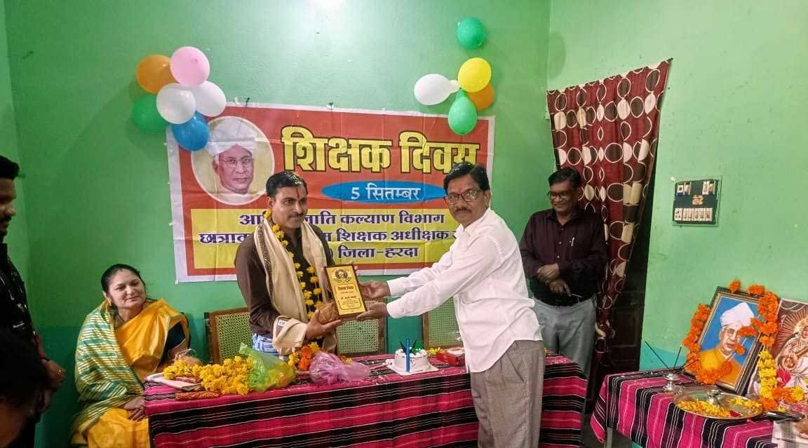 केक काटकर मनाया सर्वपल्ली डॉ. राधाकृष्णन का जन्मदिवस