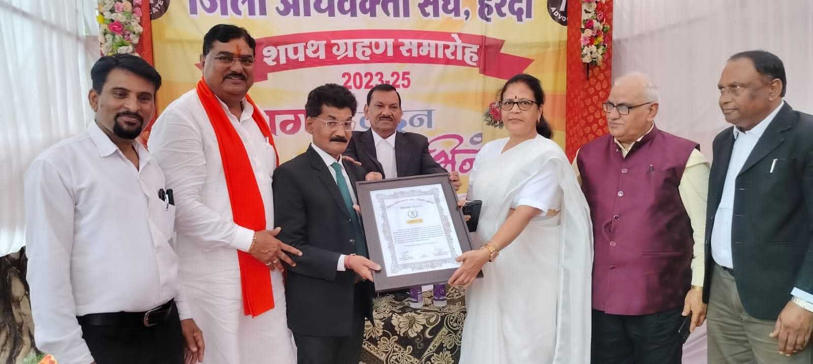 निर्वाचित पदाधिकारी एवं सदस्यों ने शपथ ग्रहण की