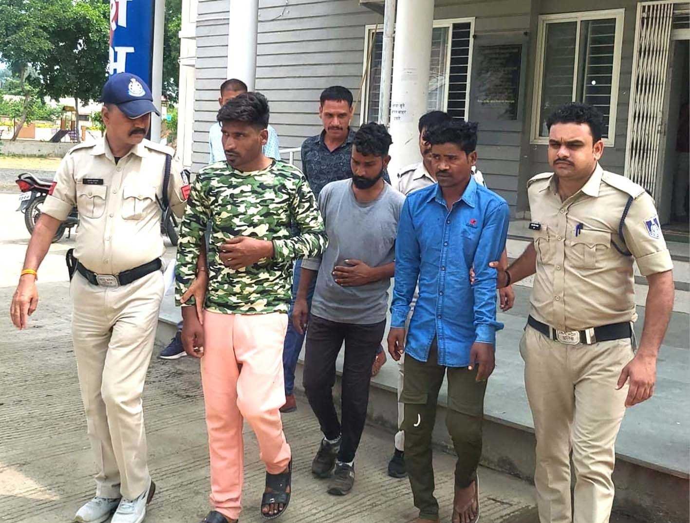 वेयर हाउस में चोरी करने वाली शतिर गैंग को पुलिस ने पकड़ा