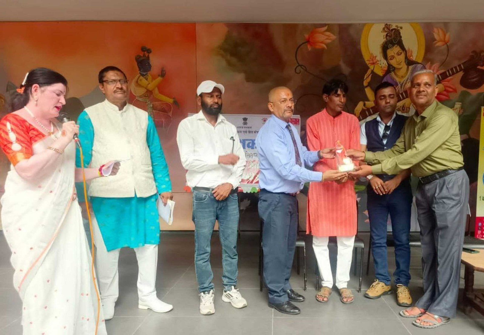 जल संचय की शपथ के साथ ग्रामीण क्षेत्र के शिक्षकों का किया सम्मान