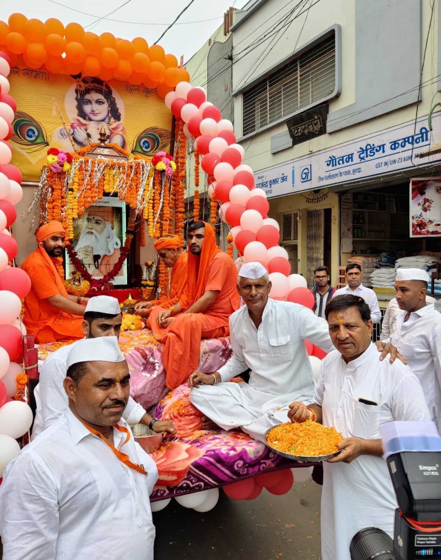 जम्भेश्वर भगवान की शोभायात्रा पर पुष्प वर्षा कर किया स्वागत