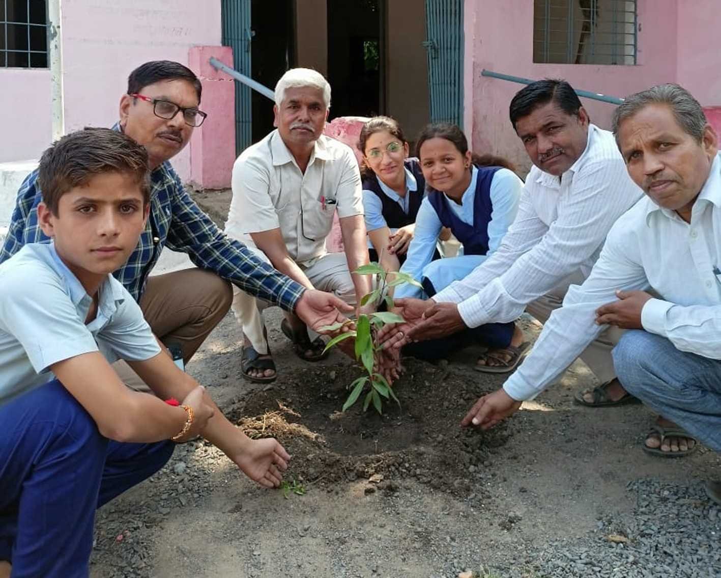 शिक्षकों व बच्चों ने लगाए पौधे