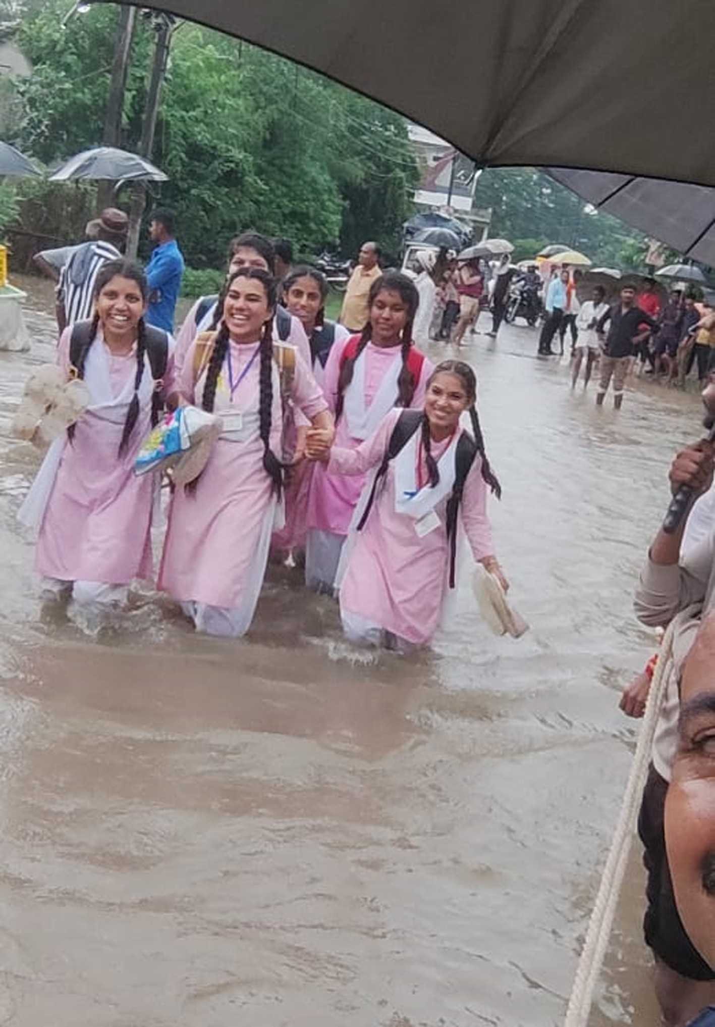 मानव चैन बनाकर छात्राओं को कराया नाला पार
