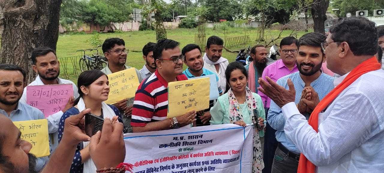 8वें दिन भी जारी रही पॉलिटेक्निक अतिथि विद्वानों की हड़ताल