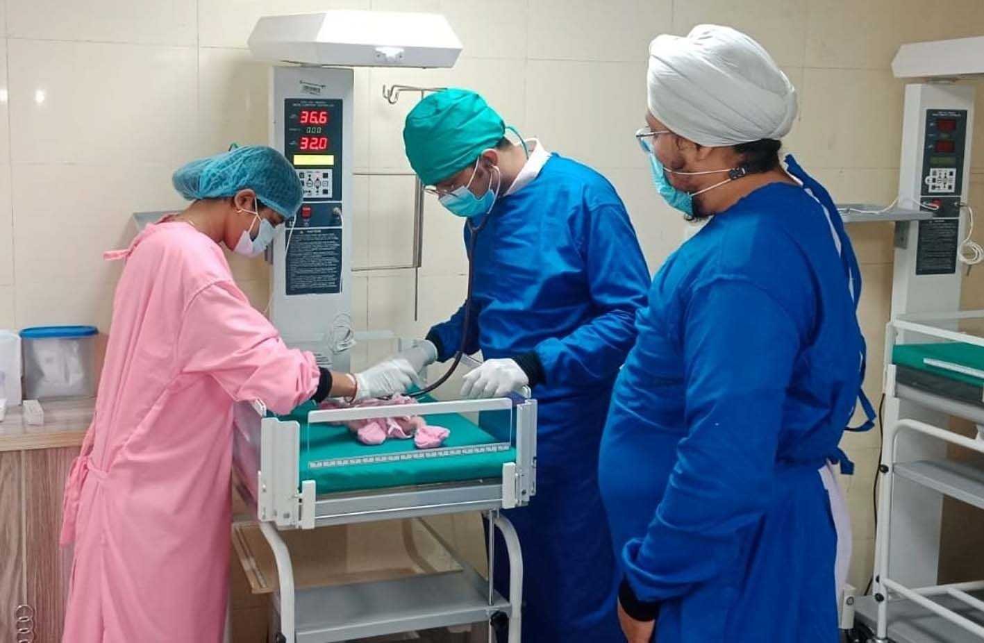 रास्ते पर पड़ा मिला नवजात शिशु, किसान ने पहुंचाया अस्पताल