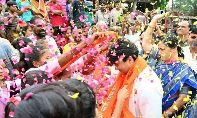जन आशीर्वाद यात्रा में कांग्रेस कार्यकर्ताओं ने ज्योतिरादित्य सिंधिया को वापस जाओ की नारेबाजी  के साथ दिखाए काले झंडे
