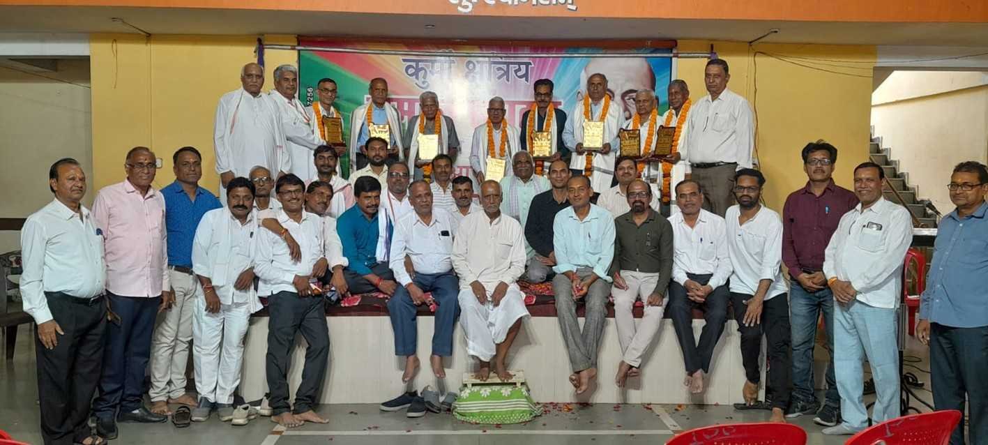 सेवानिवृत्त शिक्षकों का किया सम्मान  