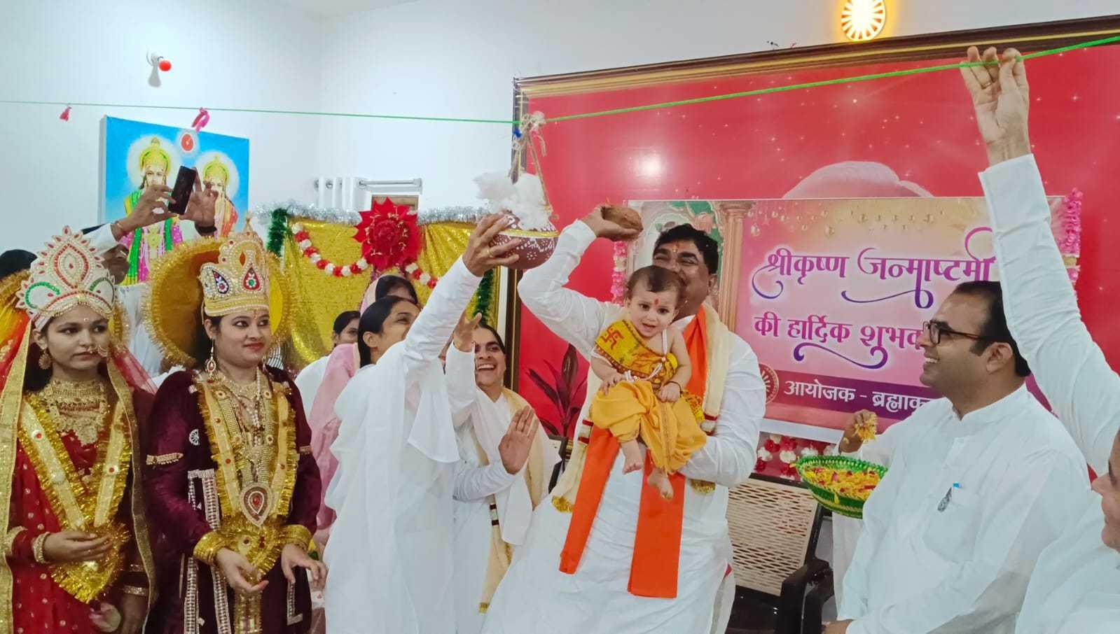 कृषि मंत्री ने कान्हा के साथ मिलकर फोड़ी दही हांडी