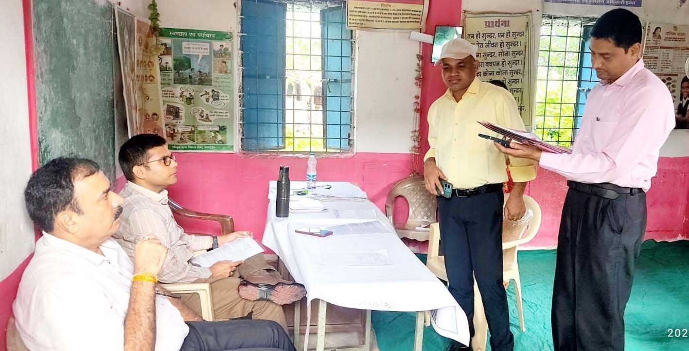 कलेक्टर ने मतदान केन्द्रों का निरीक्षण किया