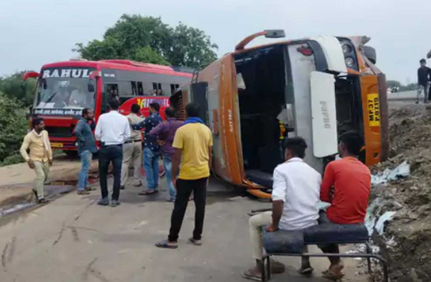 तेज रफ्तार बस अनियंत्रित होकर पलटी