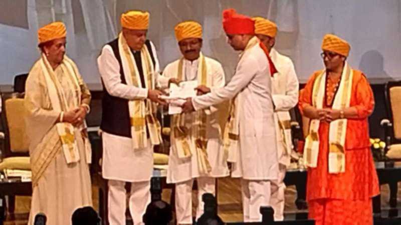 एमसीयू के दीक्षा समारोह में साढ़े चार सौ विद्यार्थियों को मिली उपाधि, ड्रेस कोड देखकर अभिभूत हुए उपराष्ट्रपति