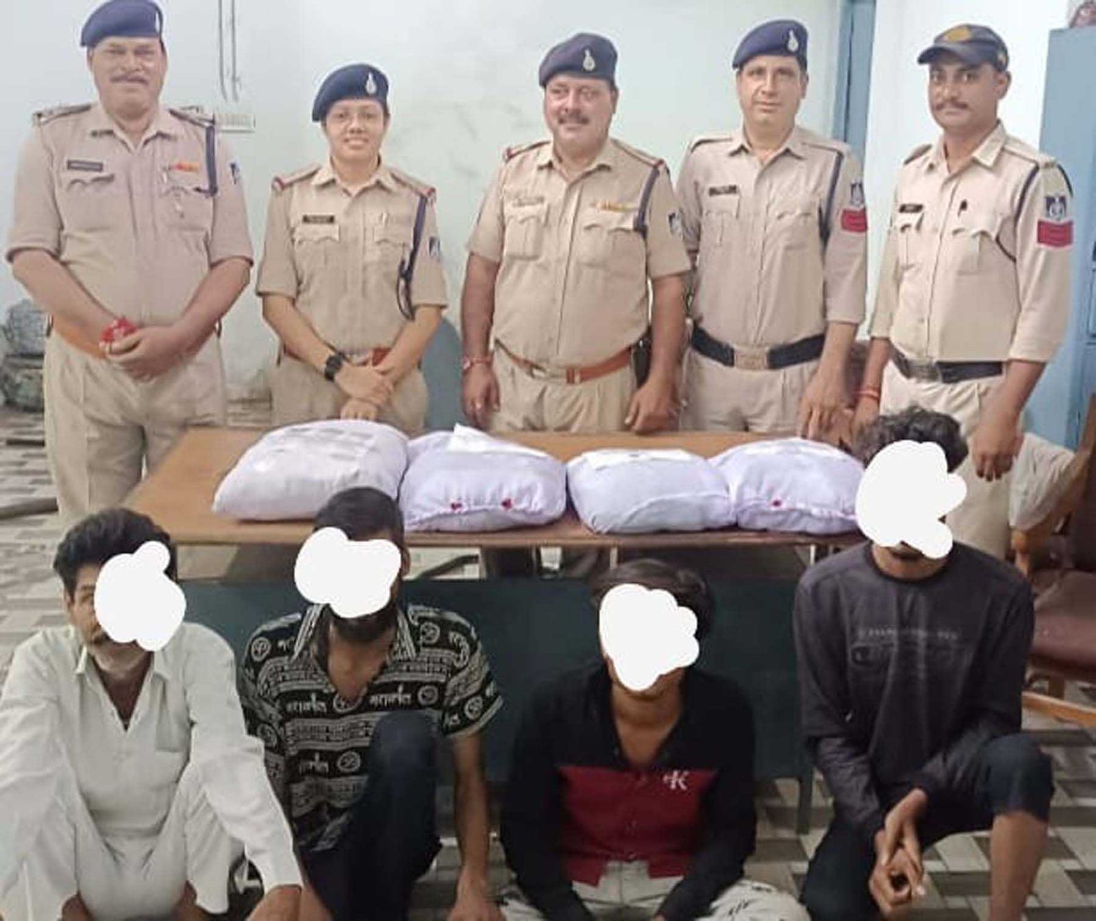 अवैध मादक पदार्थ पर पुलिस ने की कार्यवाही, डेढ़ लाख रुपए कीमती 9 किलो गांजे के साथ पकड़ाए चार आरोपी