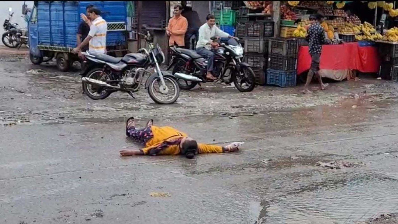 तबादले से नाराज नर्स ने बीच सडक़ पर लेटकर जताया विरोध