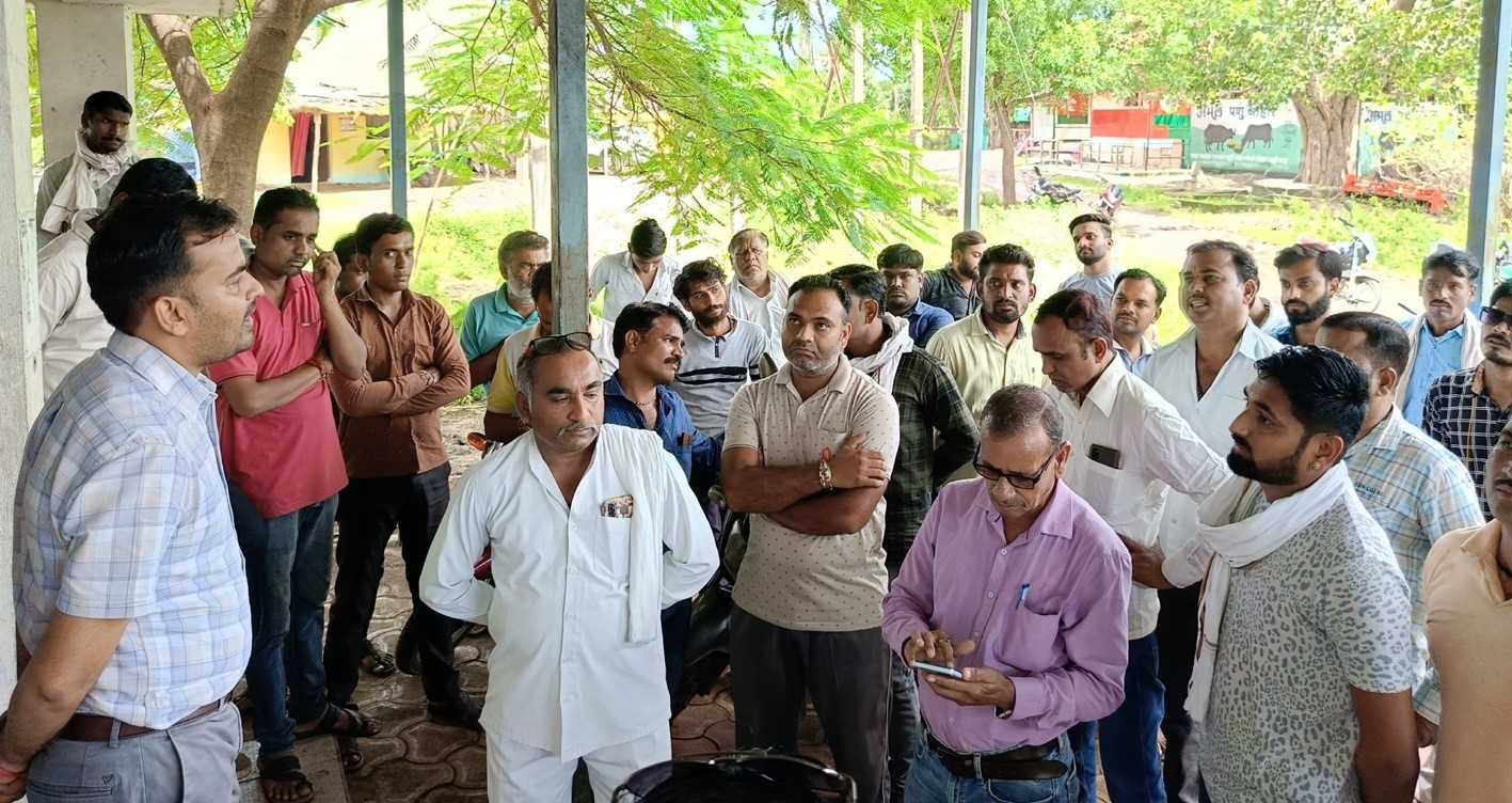 बिजली कटौती से परेशान ग्रामीणों ने किया घेराव