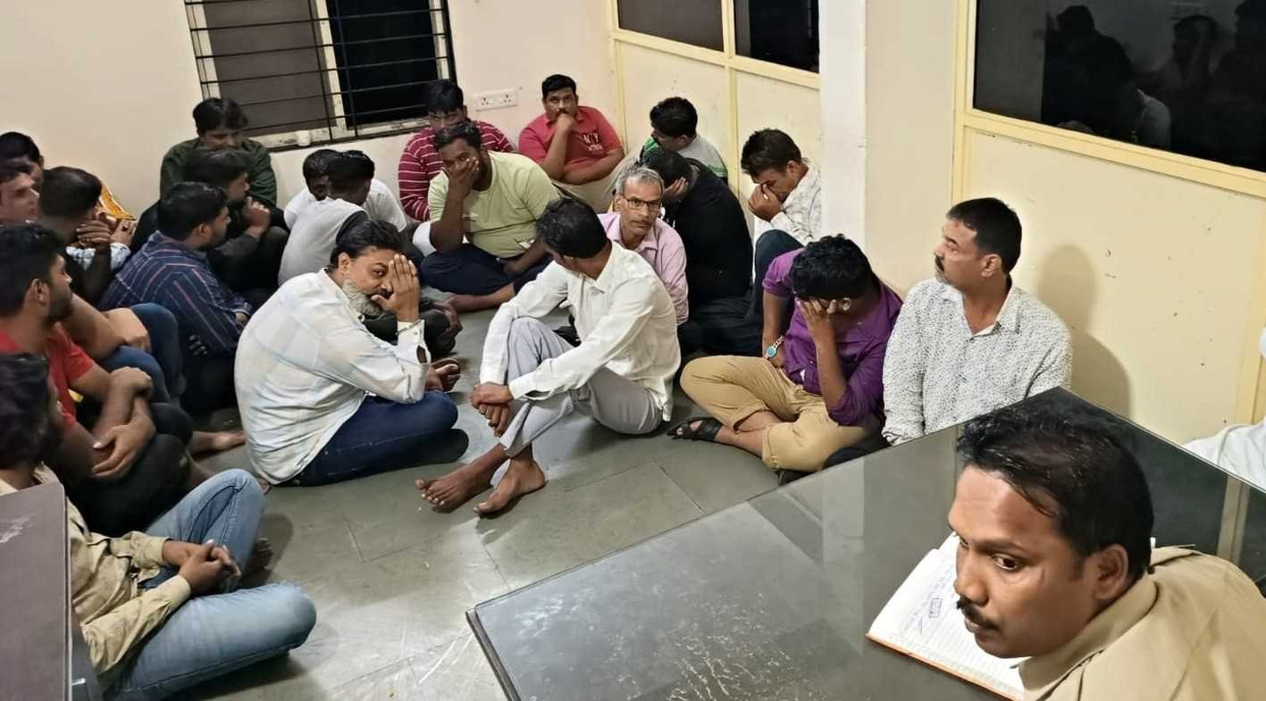 पुलिस ने दबिश देकर 24 जुआरियों को पकड़ा