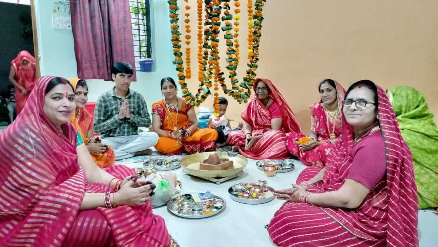 तीज की पूजा….  महिलाओं ने निर्जला व्रत रखकर आराधना की