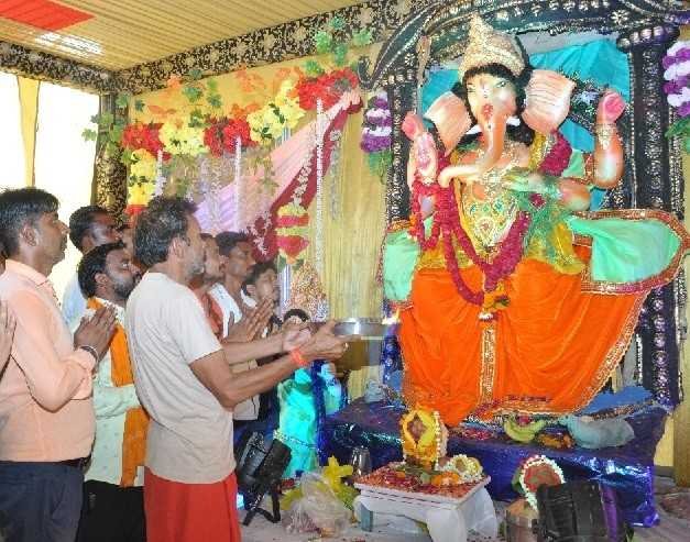 गणेश उत्सव का आगाज…..  मूर्ति विराजी! पांडालों में लगे गणपति बप्पा के जयकारें