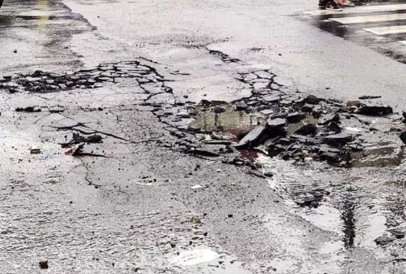 बारिश से उखड़ी सडक़ें बनी परेशानी का सबब