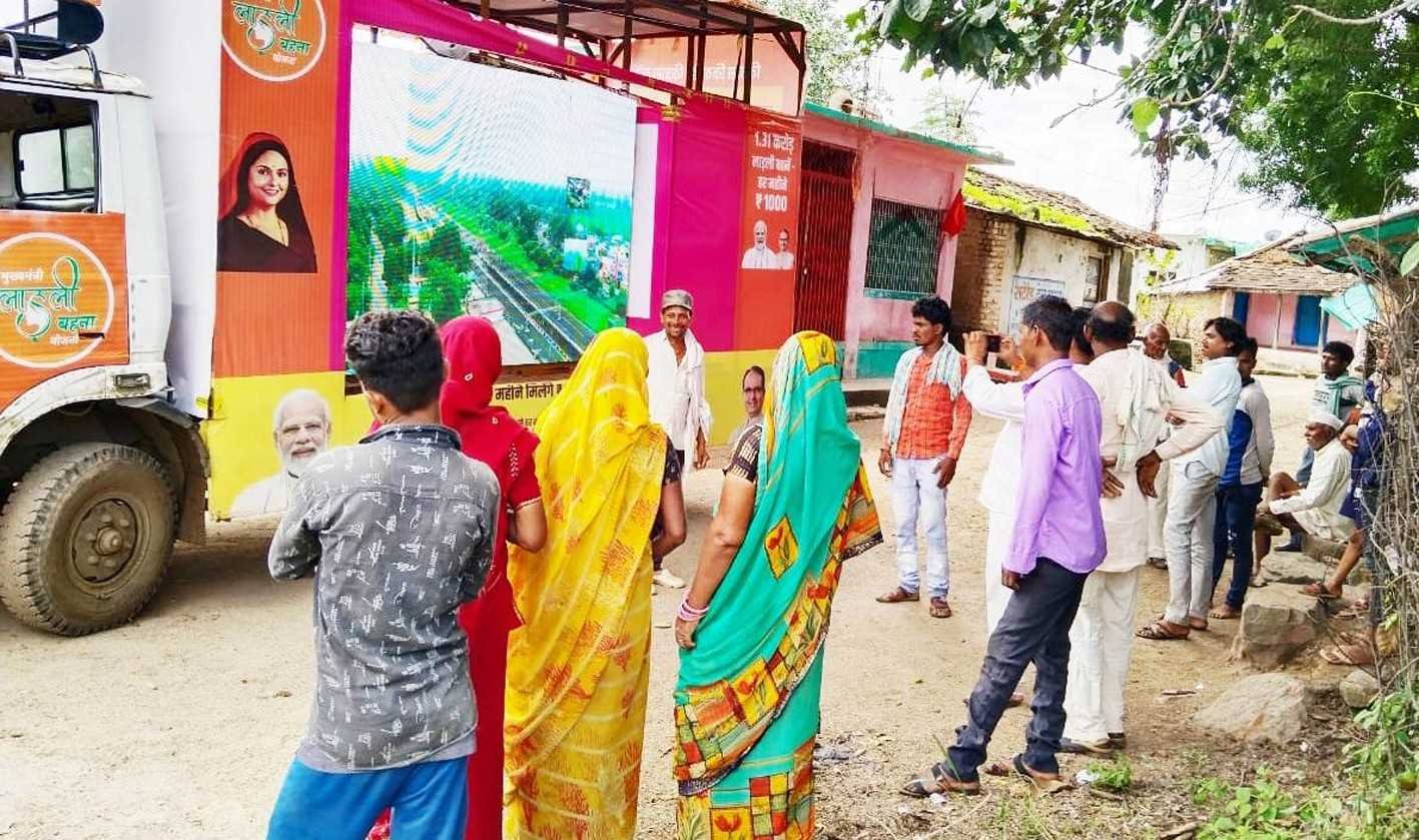 विकास रथ खिरकिया ब्लॉक के गांवों का कर रहा दौरा