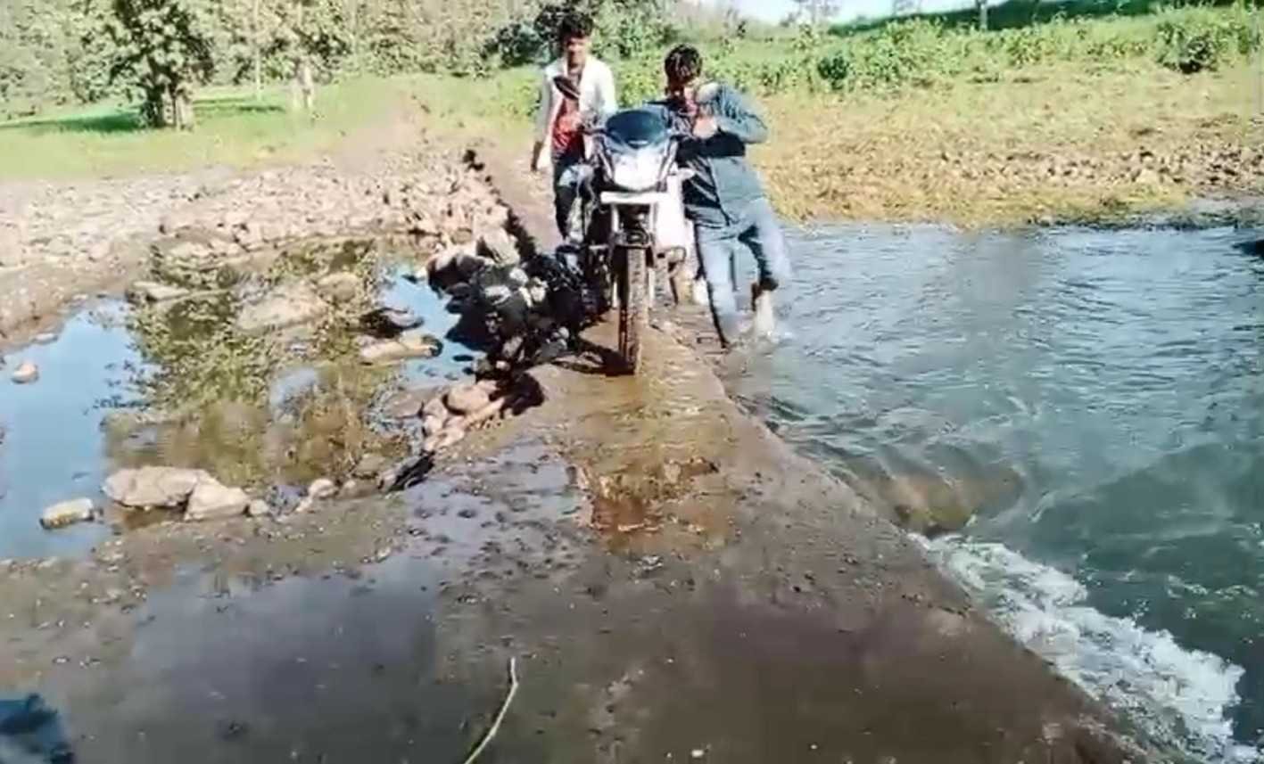 विडंबना…  बारिश के दिनों में टापू बन जाते हैं वनग्राम