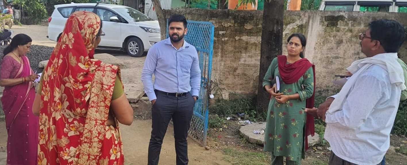 डोर टू डोर सत्यापन कार्य का किया निरीक्षण  