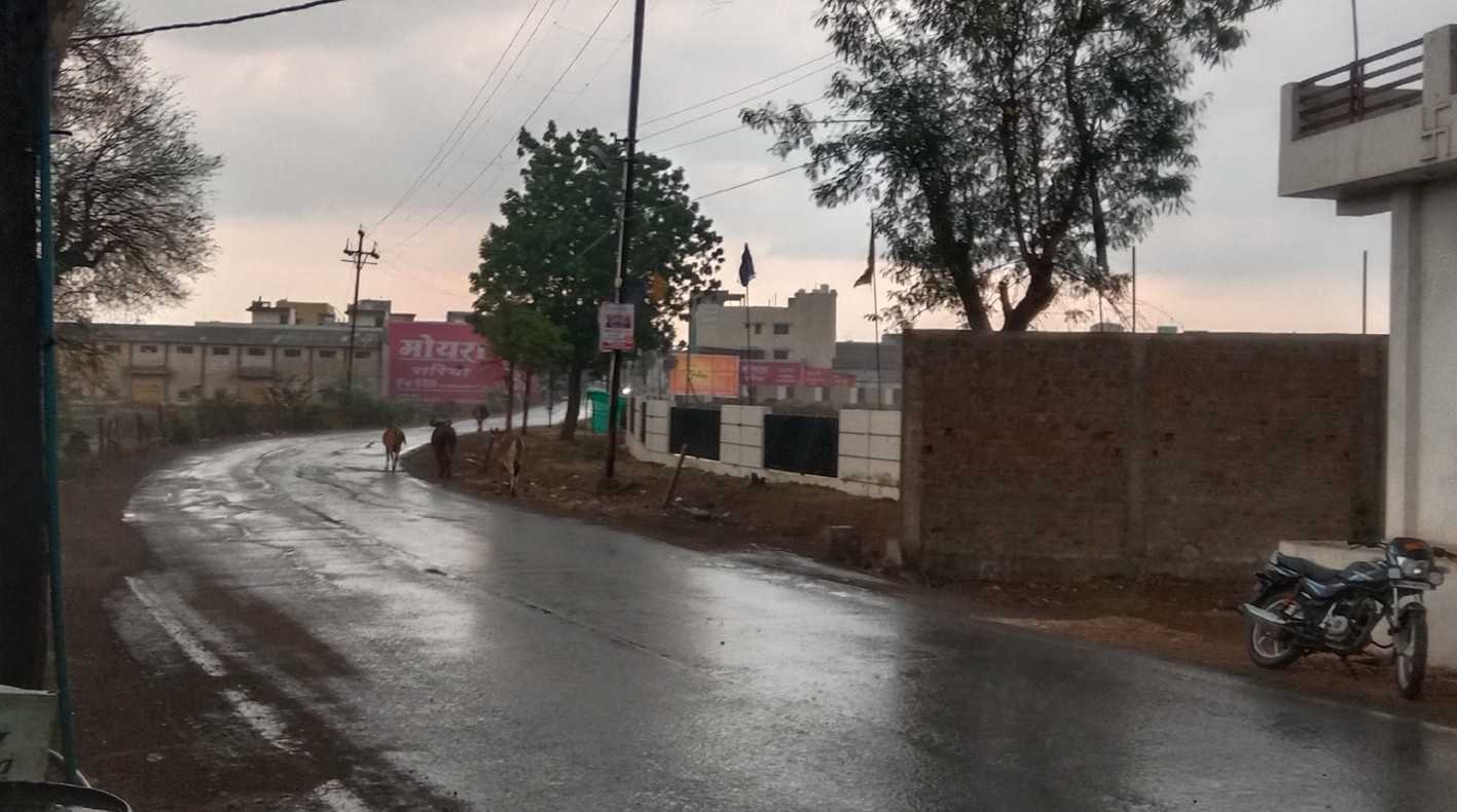 किसानों की मेहनत पर संकट के बादल