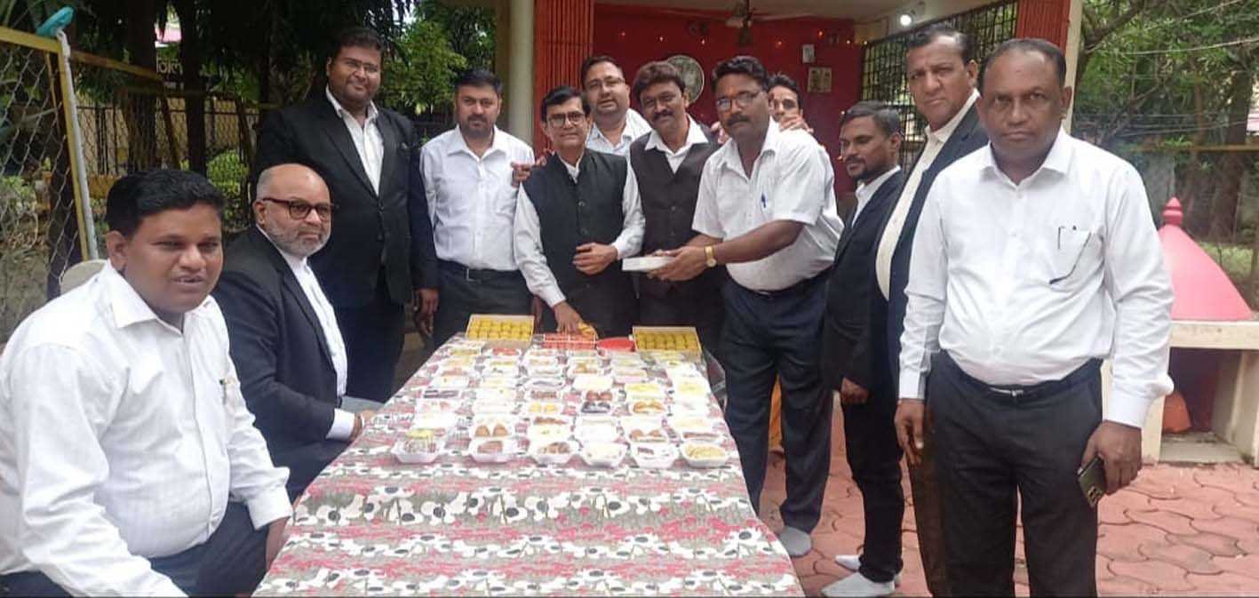 अधिवक्ताओं ने लगाया न्यायमूर्ति भगवान गणेश को भोग