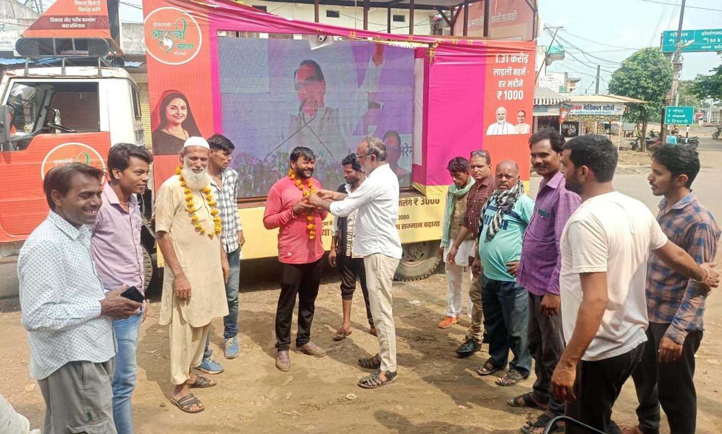 विकास रथ के माध्यम से दी जानकारी
