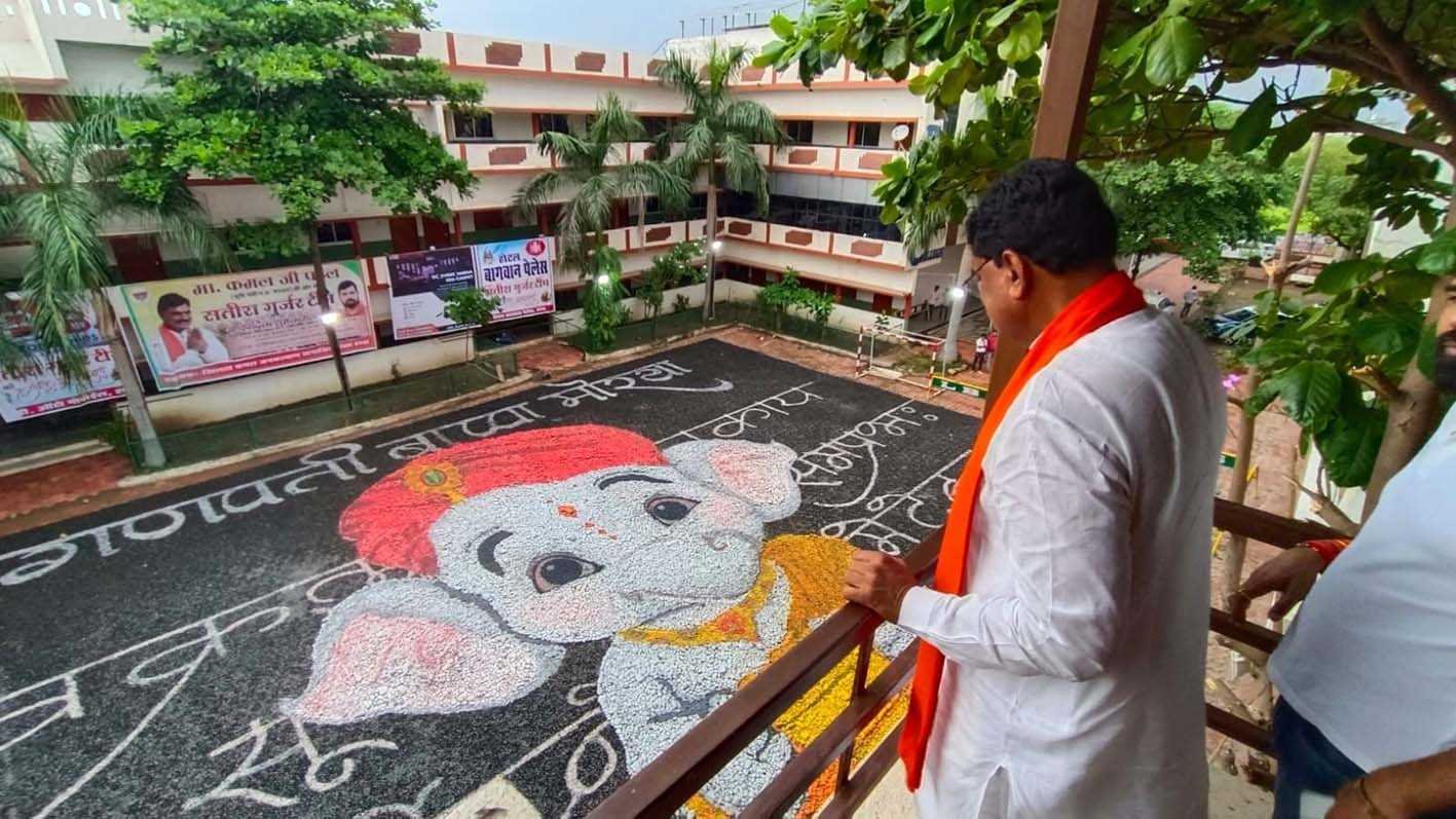 नर्मदा के पत्थरों से बनी विशाल गणेश आकृति
