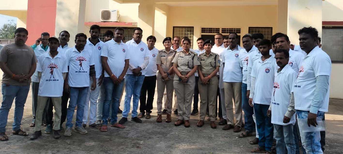 नगर सुरक्षा समिति सदस्यों को टीशर्ट का वितरण  