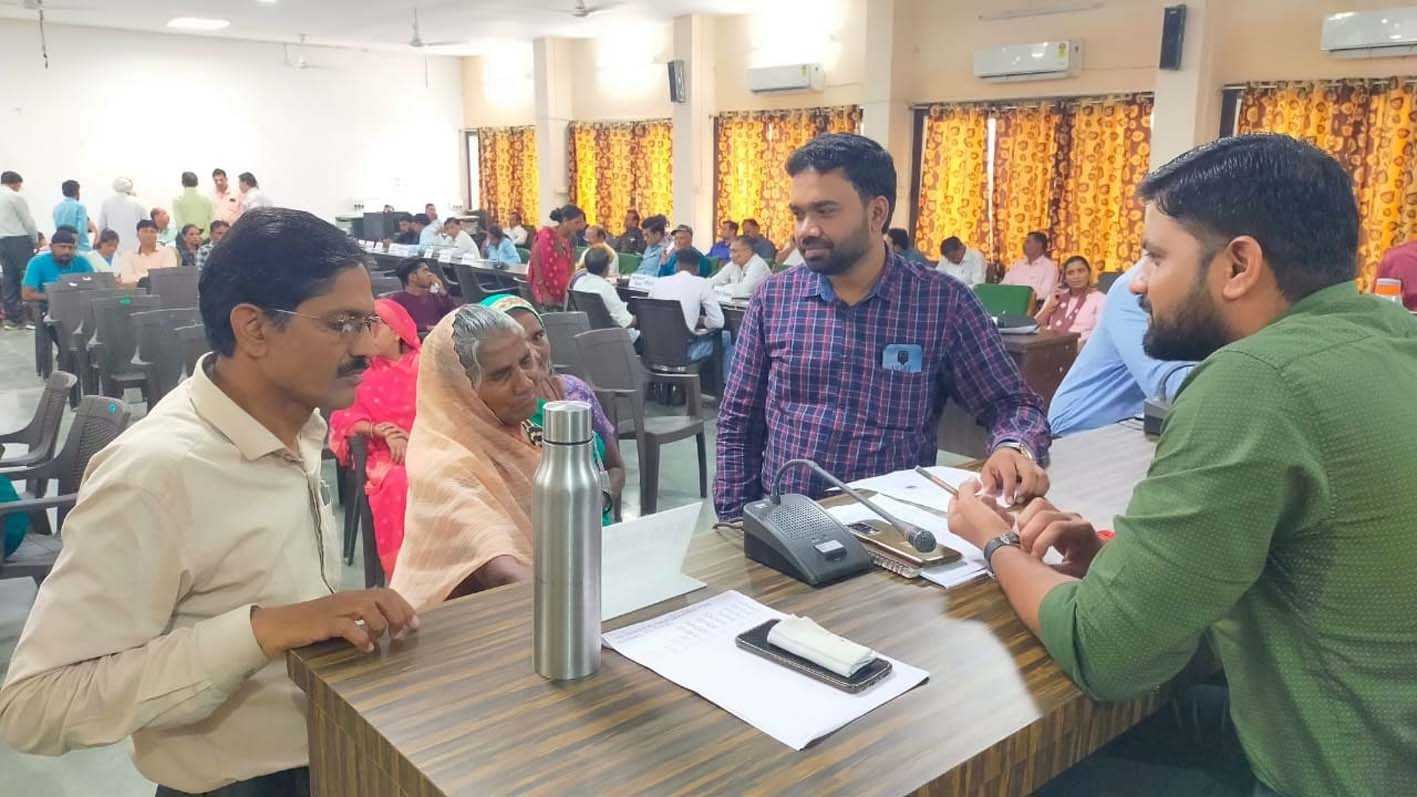 जनसुनवाई में नागरिकों की समस्याएं सुनी