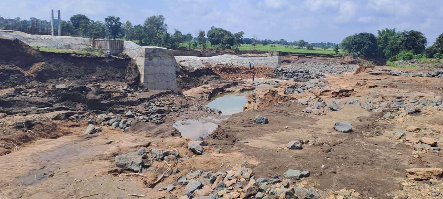 भ्रष्टाचार की भेंट चढ़ रहा तीन सौ करोड़ का डैम, निर्माणाधीन डैम का बड़ा हिस्सा बहा