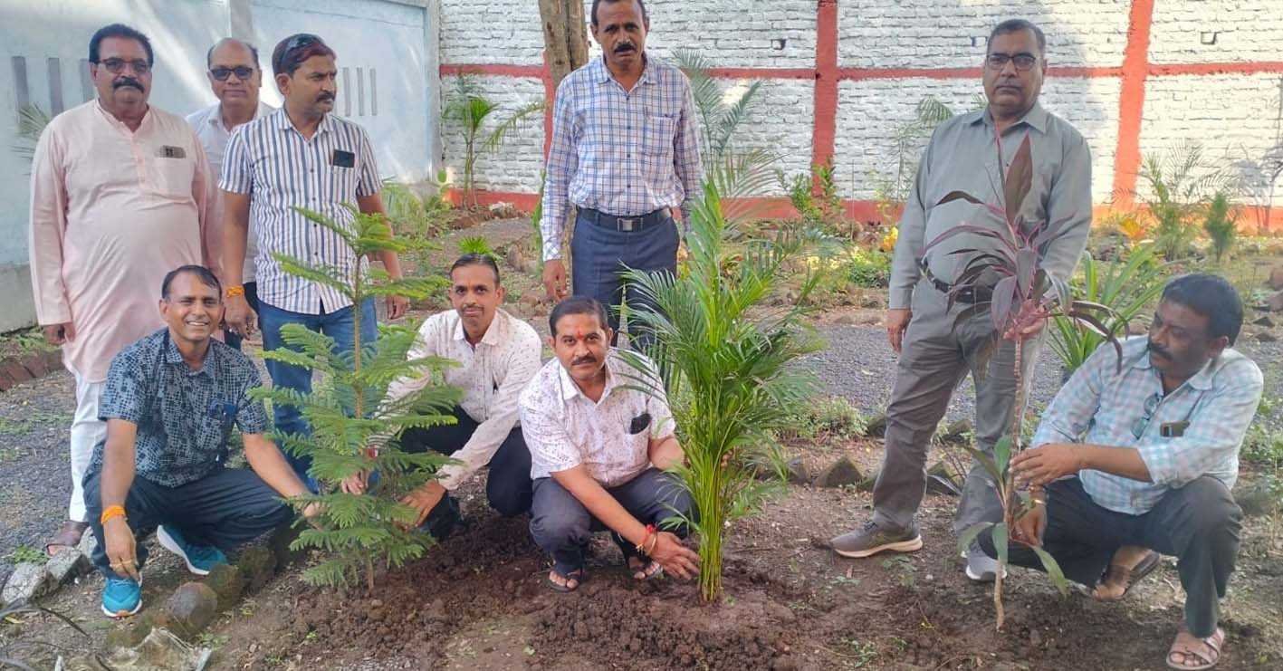 पिता की पुण्यतिथि पर किया पौधरोपण