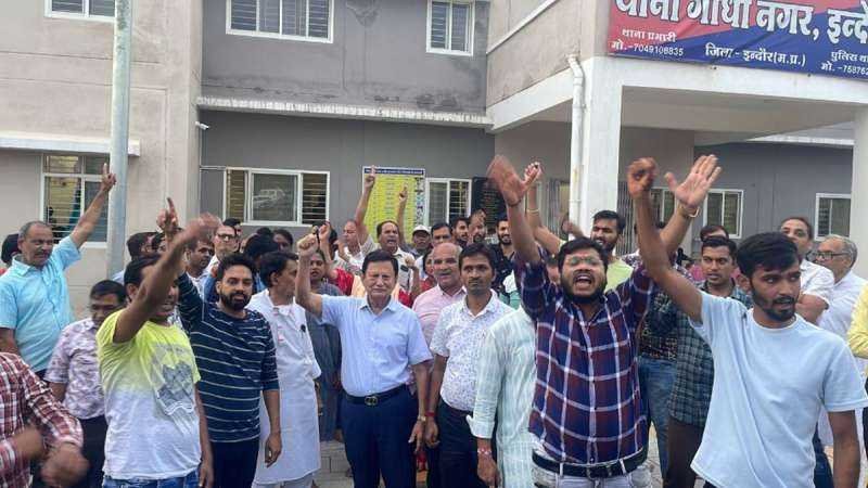 जैन समाज ने थाने का किया घेराव, अवैध निर्माण करने वालों की गिरफ्तारी की मांग