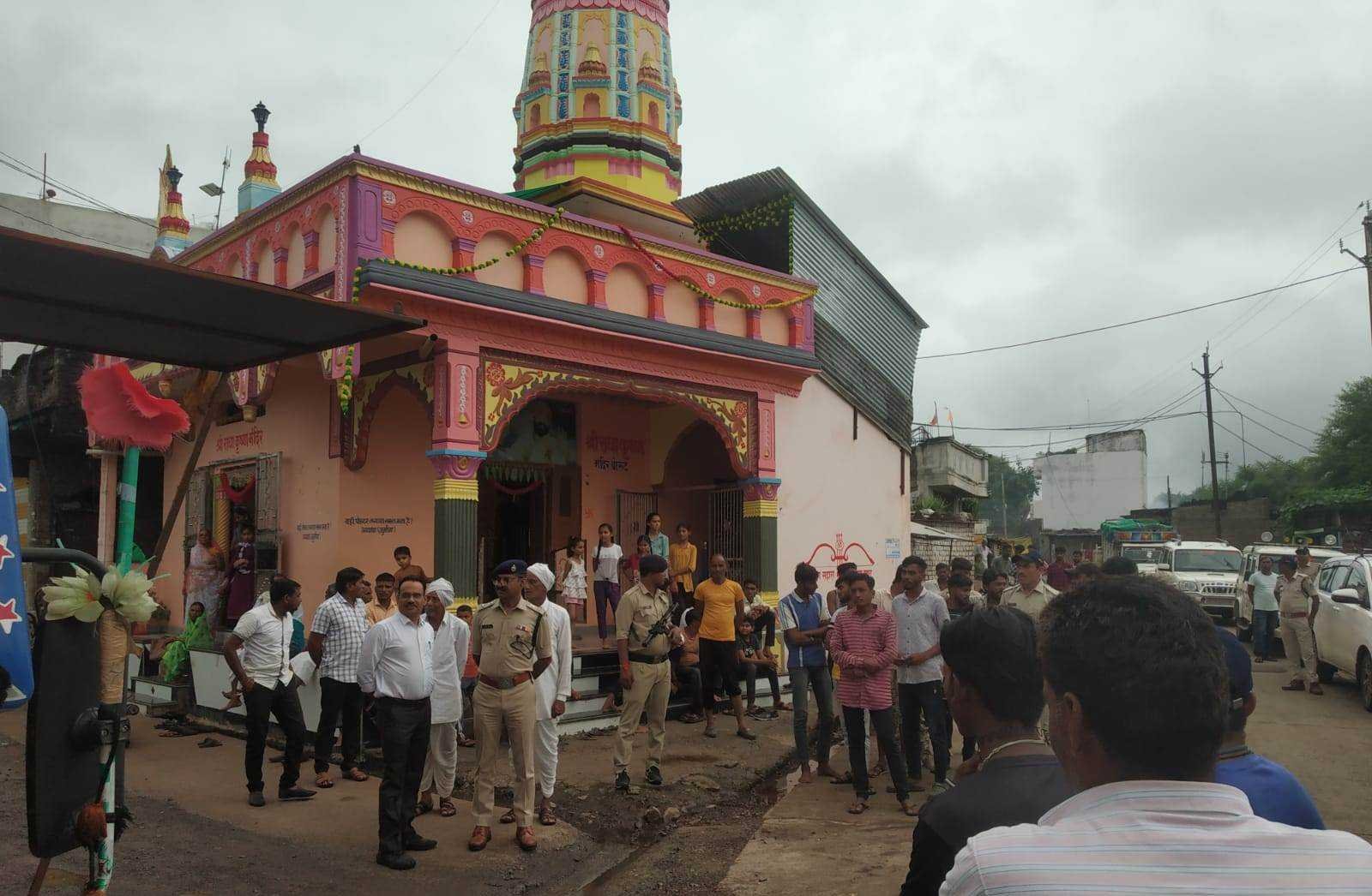 ग्रामीणों के साथ कलेक्टर एसपी ने देखा अब और तब का मध्यप्रदेश