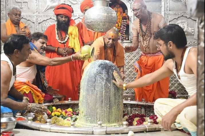 बाबा महाकाल की शरण में योगी आदित्यनाथ, गर्भगृह में कर रहे पूजन