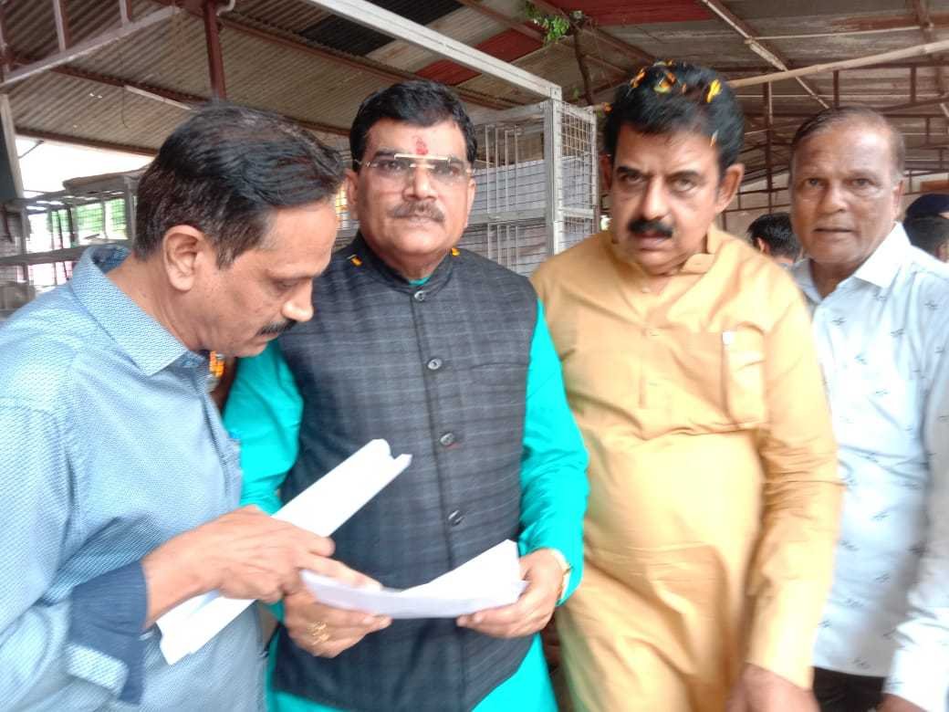 नागपुर भुसावल सुपर फास्ट पुन,: शुरू करने के लिए केन्द्रीय मंत्री गड़करी को ज्ञापन दिया