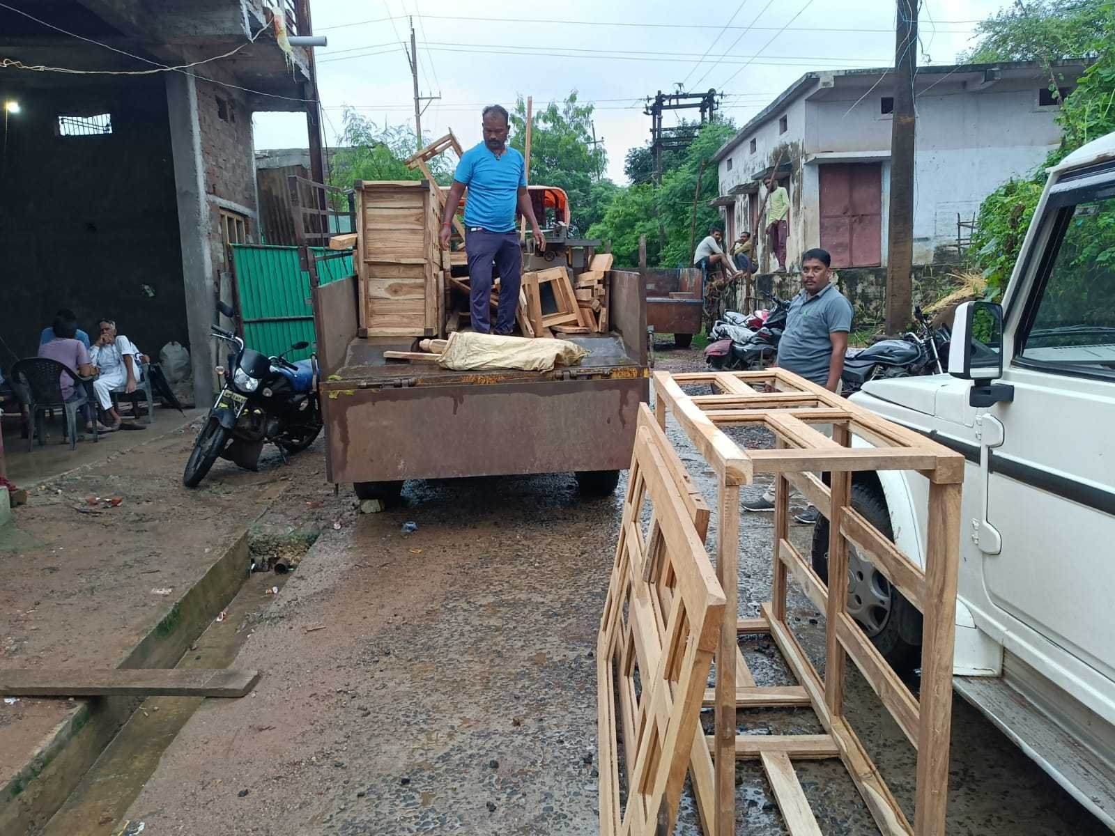 सेमरी हरचंद से पकड़ा लाखों का सागौन, बिना लाइसेंस के हो रहा था लकड़ी का कारखाना संचालित